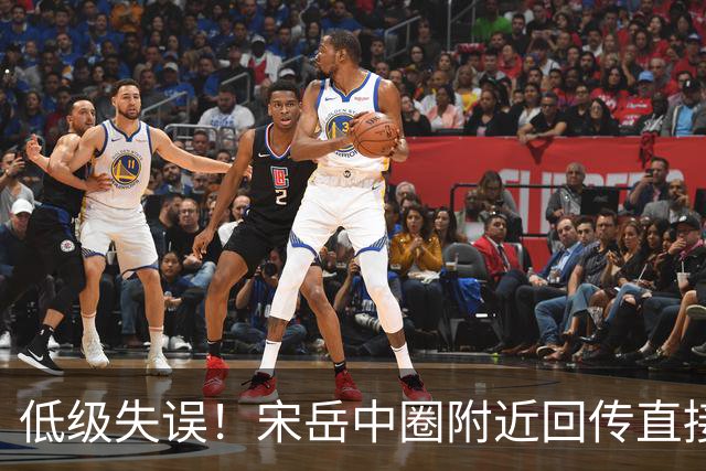 低级失误！宋岳中圈附近回传直接送出角球
